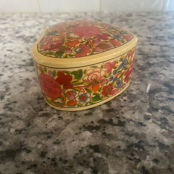 Folk Art hand carved & painted heart shaped trinket box - Picture 7 of 10